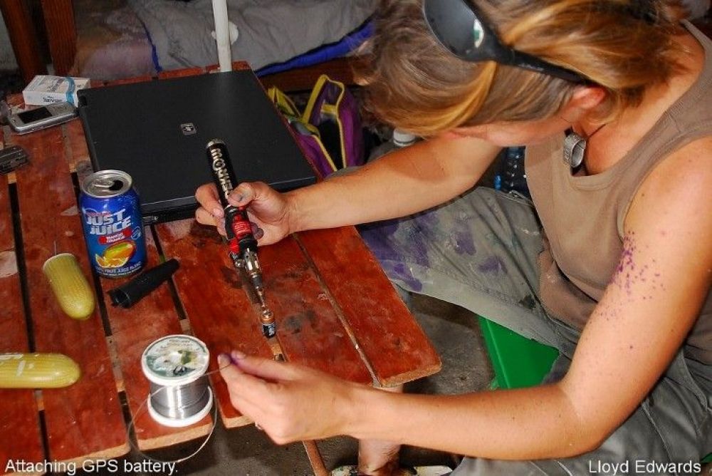 1attaching_gps_battery.jpg